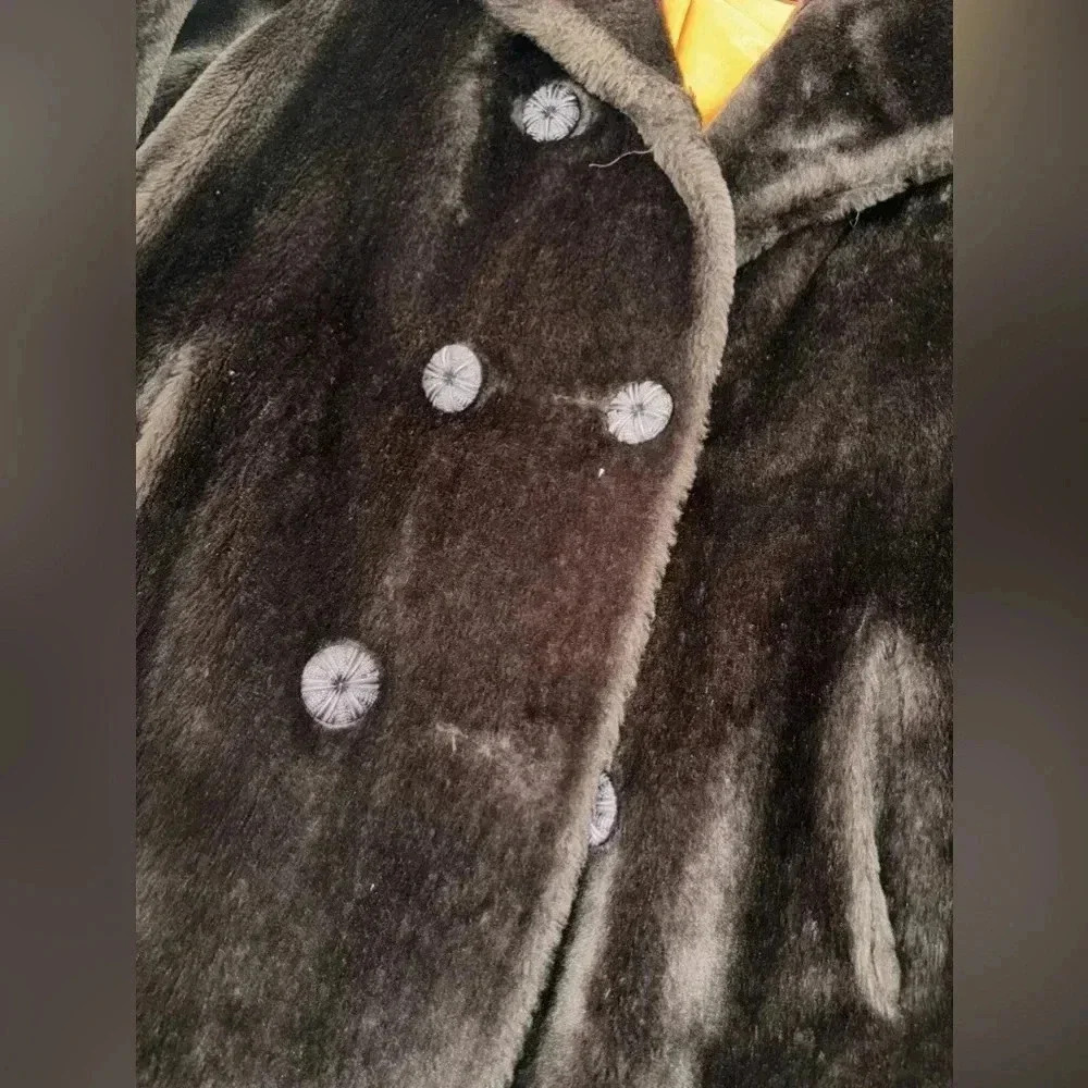 Gently used woman'ss fur coat size m - Picture 3 of 9